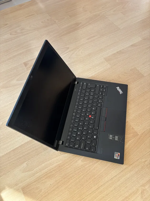 Photograph 2 of 2 of the laptop.